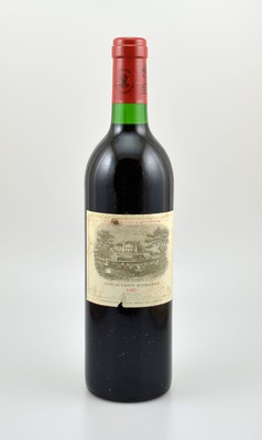 1 Flasche 1982 Chateau Lafite Rothschild, Pauillac, Premier Grand Cru Classe, ca. 75 cl, Füllstand: ca. into neck, Etikett min. besch. bzw. ...