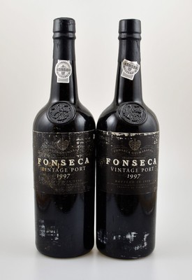 2 Flaschen 1997 Fonseca Vintage Port, je ca. 75 cl, 20,5 % Vol., Füllstände: je into neck, Etiketten l. besch., unverkostet