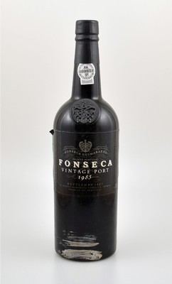 8 Flaschen 1985 Fonseca Vintage Port, je ca. 75 cl, 20,5 % Vol., Füllstände: je ca. into neck, Etiketten z.T. l. beschmutzt bzw. besch., bottled in ...