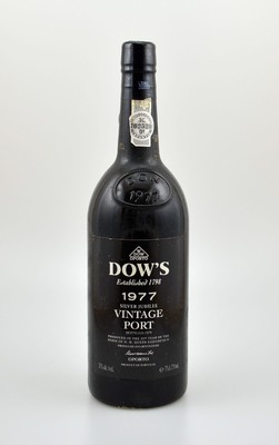 9 Flaschen 1977 Dow's Vintage Port, je ca. 75 cl, 20 % Vol., Füllstände: ca. top shoulder bis into neck, Etiketten l. beschmutzt, bottled in ...