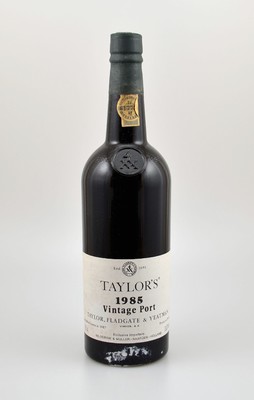 12 Flaschen 1985 Taylor's Vintage Port, je ca. 75 cl, 20,5 % Vol., Füllstände: je ca. into neck, bottled in 1987, unverkostet, in OHK, ...