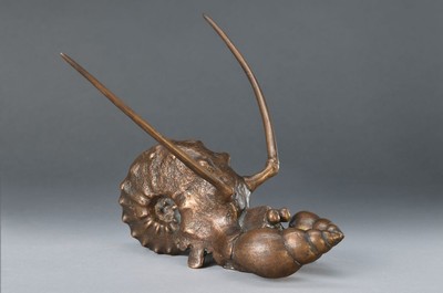 Prof. Gernot Rumpf, 1941 Kaiserslautern, Bronzeskulptur, Krebs im Ammonit, signiert und num. AD 19?, Kunstguss Strehle, Gießer-Punze, ca. 19 x 21 x ...