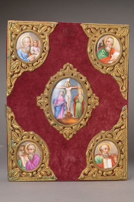 Heiligenbild, wohl Österreich/Ungarn um 1900, fünf bemalte Porzellanapplikationen, mittig Kreuzigung mit Johannes und Maria in hingebungsvoller ...