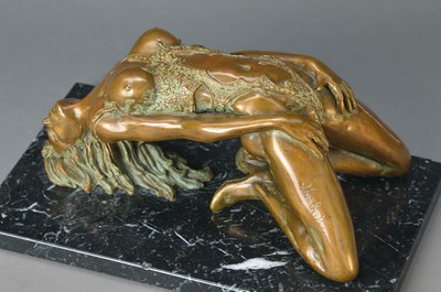 Nicola Voci, zeitgen. ital. Künstler, Bronzeskulptur, Justine, am Bein signiert und num. 104/300, auf Marmorsockel, ca. 19 x 42 x 26 cm, am Sockel ...