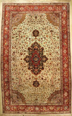 Täbriz fein, China, ca. 40 Jahre, Korkwollemit und auf Seide, ca. 503 x 313 cm, EHZ: 2(Flohrfehlstellen am Rand und am Abschluss)