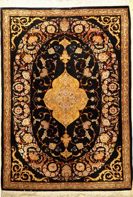 Ägyptischer Seidenteppich alt, Ägypten, ca. 50 Jahre alt, reine Naturseide. Dekorativer Seidenteppich mit eleganten Medaillon Muster, ca. 230 x ...