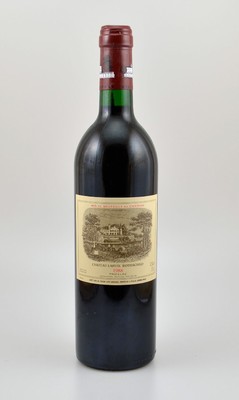 1 Flasche 1988 Chateau Lafite Rothschild, Pauillac, Premier Grand Cru Classe, ca. 75 cl,12,5 % Vol., Füllstand: into neck, sehr guter ...
