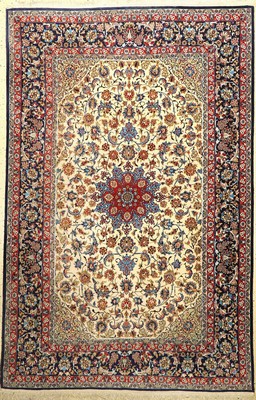 Esfahan fein, Persien, ca. 40 Jahre, Korkwolle mit und auf Seide, ca. 240 x 156 cm,EHZ: 2-3