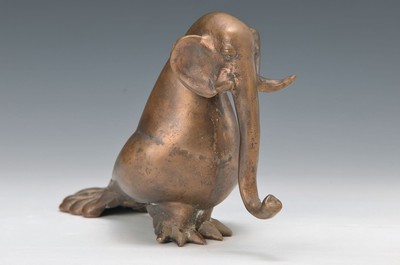 Gernot Rumpf, geb. 1941 Kaiserslautern, Bronzeskulptur, Mischwesen: Elefantentaube, am Boden signiert, ca. 17 x 24 x x 10 cm