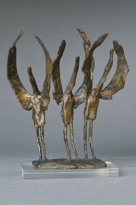 Unbekannter zeitgenössischer Künstler, drei Vogelmenschen, bez.: 9 v. 25, H. ca. 16cm