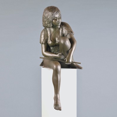 Kurt Moser, 1926 Regensburg - 1982 München, lebensgroße Bronzeskulptur einer sitzenden jungen Frau, "Liesl", in der Hand ein Stock ...