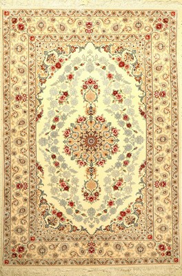 Esfahan fein, Persien, ca. 20 Jahre, Korkwolle mit und auf Seide, ca. 226 x 160 cm,EHZ: 1-2 (fachkundig gereinigt). Dekorativ