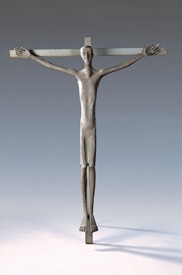 Zeitgenössischer Künstler, große Skulptur des gekreuzigten Christus, Schamott dunkel gefasst auf Stahl Vierkant, ca. 145x110cm