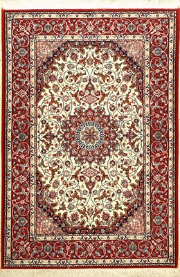 Esfahan fein, Persien, ca. 10 Jahre, Korkwolle mit und auf Seide, ca. 167 x 107 cm,EHZ: 1-2 (fachkundig gereinigt), hochwertige Qualität.