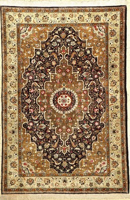 Seiden Ghom alt, Persien, ca. 40 Jahre, reine Naturseide, ca. 159 x 108 cm, EHZ: 2 (fachkundig gereinigt). Dekorativ.
