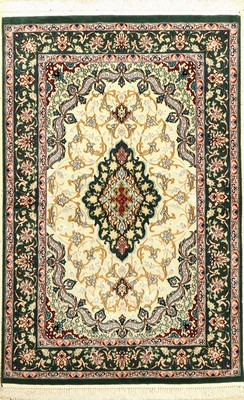 Esfahan fein, Persien, ca. 15 Jahre, Korkwolle mit und auf Seide, ca. 148 x 97 cm, EHZ: 1-2 (fachkundig gereinigt). Seltene Farbkomposition mit ...