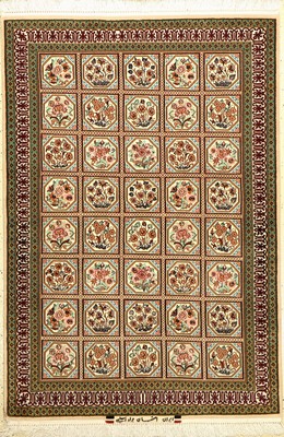 Esfahan "Javade Eslimi" fein (Signiert), Persien, ca. 15 Jahre alt, Korkwolle mit und auf Seide. Feiner und dekorativer Esfahan mit ...