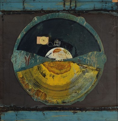 Rainer Dissel, geb. 1953 Gelsenkirchen, Studium am Städel Frankfurt/Main, hier: Ohne Titel, Collage mit Holz, Vinylschallplatte, Spieluhr und Farbe, ...