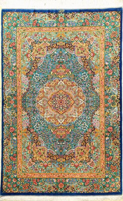 Sehr feiner himmelblauer Seiden Ghom "Ezzati" (Signiert), Persien, ca. 15 Jahre alt, reine Naturseide. Seltener feiner Seiden Ghom mit ...
