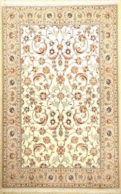 Esfahan fein, Persien, ca. 15 Jahre alt, Korkwolle mit und auf Seide, ca. 244 x 158 cm,EHZ: 1-2 (fachkundig gereinigt), feine Qualität, edel und ...