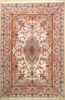 Esfahan fein (Seidengrund), Persien, ca. 15 Jahre alt, Seide mit Korkwolle auf Seide, ca. 305 x 207 cm, EHZ: 1-2 (fachkundig gereinigt), eleganter ...