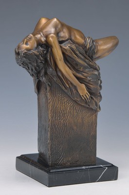 Asajero, zeitgenössischer Künstler, Weiblicher Akt auf einer Säule, Bronzeholguss,auf schwarze Marmorplinthe, H. ca. 24,5 cm