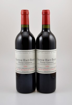 2 Flaschen 1996 Chateau Haut-Bailly, Pessac-Leognan, je ca. 75 cl, 12,5 % Vol., Füllstände: je ca. into neck, hervorragende Erhaltungszustände, ...