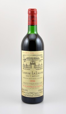 12 Flaschen 1984 Chateau La Lagune, Haut-Medoc, je ca. 75 cl, 12 % Vol., Füllstände: upper mid shoulder bis top shoulder, Etiketten l. beschmutzt, ...