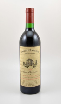 12 Flaschen 1982 Chateau Lanessan, Haut-Medoc,je ca. 75 cl, Füllstände: ca. top shoulder bis into neck, Etiketten stärker beschmutzt bzw. besch., ...