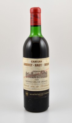 1 Flasche 1969 Chateau Larrivet-Haut-Brion, Grand Cru de Graves, Füllstand: ca. upper mid shoulder, Etikett l. beschmutzt, unverkostet