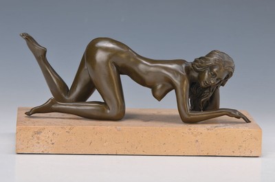 Raymondo, Bildhauer des 20.Jh., nach vorne überbeugter weiblicher Akt, lose auf Marmorsockel, im Marmor sign., num. 5/10, ca. 26x13,5 cm