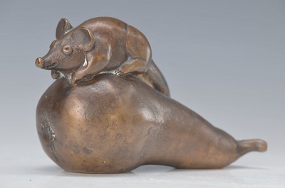 Gernot Rumpf, geb. 1941 Kaiserslautern, Bronzeskulptur, Maus auf Birne, monogr. H. ca.8 cm