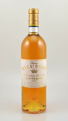 2 Flaschen 2001 Rieussec, Sauternes, 1er Grand Cru Classe, je ca. 75 cl, 13,5 % Vol., Füllstände: je ca. into neck, hervorragende ...