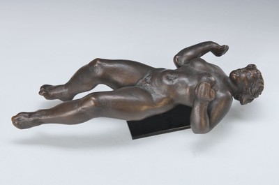 Thomas Burhenne, geb. 1953, Bronzeskulptur, liegende Akt, am Bein sign., und num. 2/6, L. ca. 43 cm