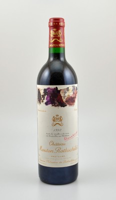 1 Flasche 1992 Chateau Mouton Rothschild, Pauillac, Premier Grand Cru Classe, ca. 75 cl, 12,5 % Vol., Füllstand: into neck, unverkostet, ...