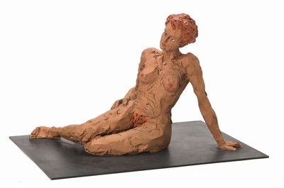 Stephan Balkenhol, geb. 1957, handbemalte Bronzeskulptur auf Kupferplatte, sitzender Frauenakt, auf der Unterseite signiert, datiert 2012 und num. ...