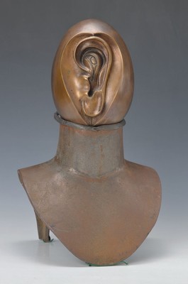 Fee, zwei Bronzebüsten mit Kopfaufsätzen, je sign., je dat. 84, ca. 42x25x20 cm