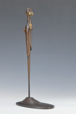 Paul Wunderlich, Eberswalde 1927-2010 Saint Pierre-de-Vassols, Stele, Frau, Bronzeskulptur, sign., num. 527/1250, Gießerstempel, H. ca. 37 cm