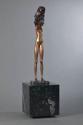 Bruno Bruni, geb. 1935 Gradara, La Divina auf großer Granitsockel (lose), sign., num. 302/1000, H. 102 cm , H. mit Sockel ca. 145 cm