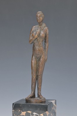 Pavel Krbalek, 1928-2015, Stehende Frau auf Sockel (lose), Bronze, sign., dat. 1981, H. mit Sockel ca. 37 cm