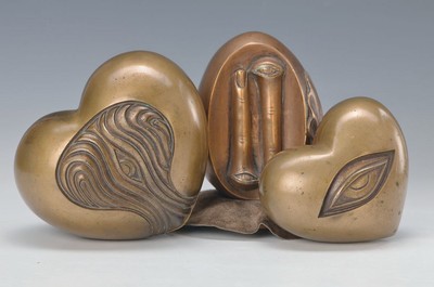 Fee, Konvolut aus 3 Bronzeskulpturen, je sign., je unterschiedlich dat., ca. 12x12, 10x10, 11x11 cm