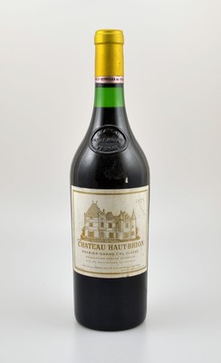 1 Flasche 1971 Chateau Haut-Brion, Pessac-Leognan, Premier Grand Cru Classe, Abstand zwischen Kapsel und Wein: ca. 2 cm, Etikett l. beschmutzt, ...