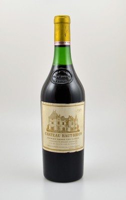 1 Flasche 1971 Chateau Haut-Brion, Pessac-Leognan, Premier Grand Cru Classe, Abstand zwischen Kapsel und Wein: ca. 3 cm, Etikett l. beschmutzt, ...