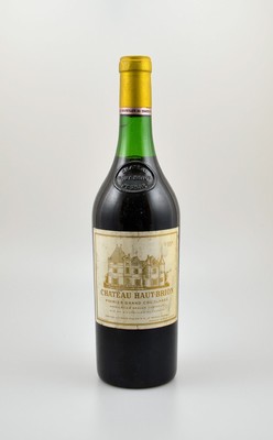 1 Flasche 1971 Chateau Haut-Brion, Pessac-Leognan, Premier Grand Cru Classe, Abstand zwischen Kapsel und Wein: ca. 3,5 cm, Etikett l. beschmutzt, ...