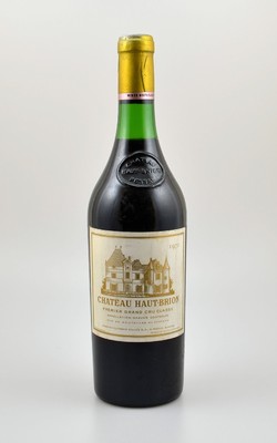 1 Flasche 1971 Chateau Haut-Brion, Pessac-Leognan, Premier Grand Cru Classe, Abstand zwischen Kapsel und Wein: ca. 3 cm, Etikett l. beschmutzt, ...