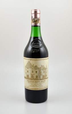 1 Flasche 1971 Chateau Haut-Brion, Pessac-Leognan, Premier Grand Cru Classe, Abstand zwischen Kapsel und Wein: ca. 3 cm, Etikett l. beschmutzt, ...
