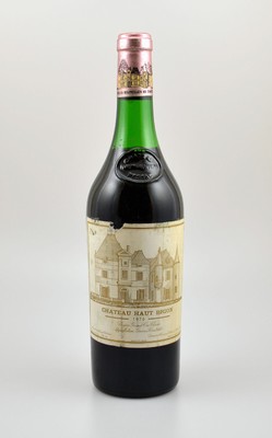1 Flasche 1971 Chateau Haut-Brion, Pessac-Leognan, Premier Grand Cru Classe, Abstand zwischen Kapsel und Wein: ca. 4 cm, Etikett l. beschmutzt bzw. ...