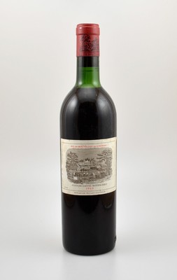 1 Flasche 1965 Chateau Lafite Rothschild, Pauillac, Premier Grand Cru Classe, Füllstand: ca. top shoulder, Etikett l. beschmutzt, unverkostet, ...