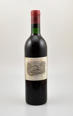 1 Flasche 1965 Chateau Lafite Rothschild, Pauillac, Premier Grand Cru Classe, Füllstand: ca. into neck, Etikett l. beschmutzt, unverkostet, ...