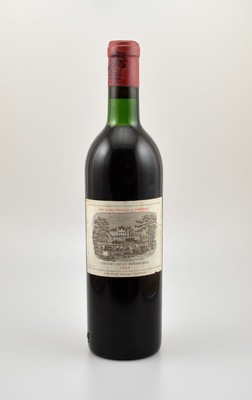 1 Flasche 1965 Chateau Lafite Rothschild, Pauillac, Premier Grand Cru Classe, Füllstand: ca. top shoulder, Etikett l. beschmutzt, unverkostet, ...